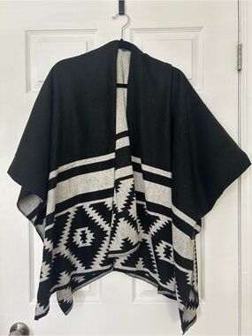 GAP Black & Cream Geometric Open-Front Poncho Wrap Blanket Scarf